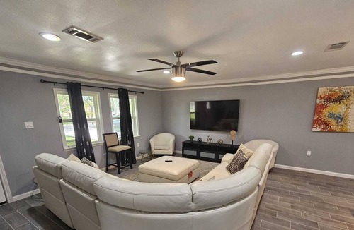 La Porte House | 2 minutes to beach! New family-sized house