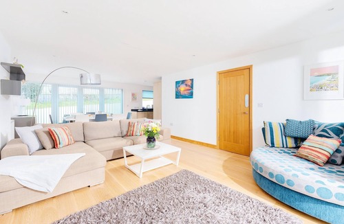 Lusty Glaze Ski Chalet | 2 minutes walk from 2 fabulous beaches