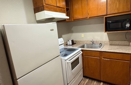 Humble Hotel | 2 Modern Family Rooms w/Kitchenette & Free Parking
