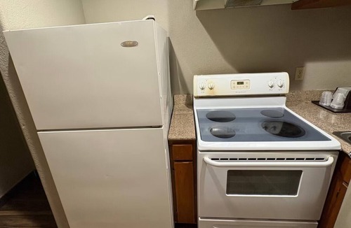 Humble Hotel | 2 Modern Family Rooms w/Kitchenette & Free Parking