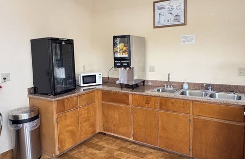 Humble Hotel | 2 Modern Family Rooms w/Kitchenette & Free Parking