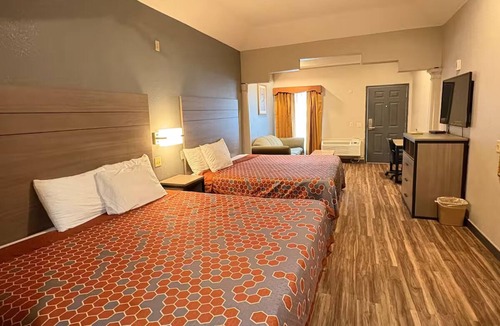 Humble Hotel | 2 Modern Family Rooms w/Kitchenette & Free Parking