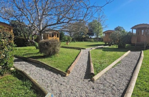 Monbequi Cabin | 2 or 4-seater caravan in wooded park.