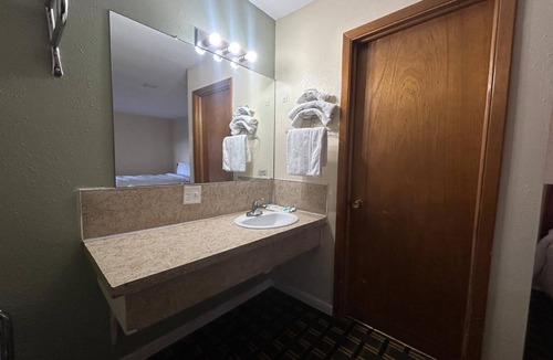 Broken Bow Hotel | 2 Peaceful & Clean Rooms Located Near Main Attractions in Broken Bow’s Center