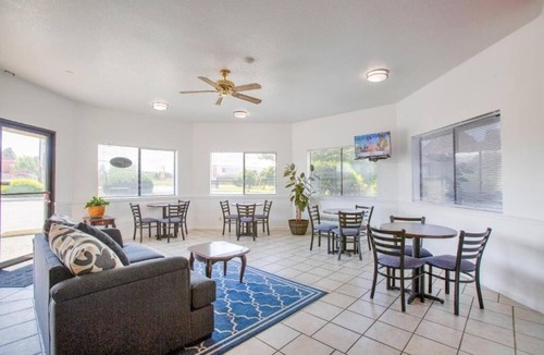 Woodland Hotel | 2 Pet-Friendly Rooms Near Horseshoe Lake Park – 0.7mi