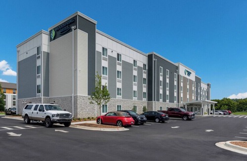 Lowell Hotel | 2 Pet-Friendly Suites with Free Parking Near Crystal Bridges Museum