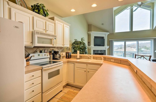 Camdenton Condo | 2 Pools! Group-Friendly Unit on Lake of the Ozarks
