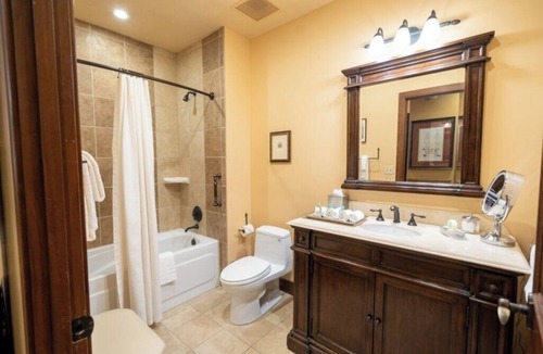 Uptown Hotel | 2 Premier Suite Balcony | Hotel Granduca | Elegant Comfort Near The Galleria