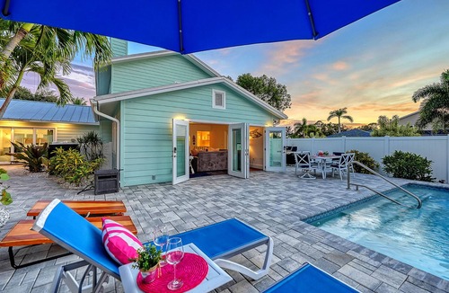 Whitfield House | 2 Primary Suites | FREE Pool Heat | Spring Break Available | Great Beaches