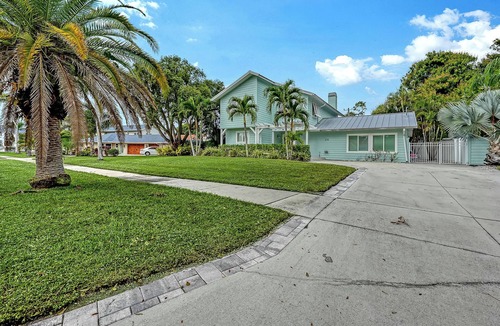 Whitfield House | 2 Primary Suites | FREE Pool Heat | Spring Break Available | Great Beaches