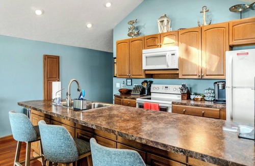 Twin Lake House | 2 Private Beaches Hot Tubs Pet Friendly 24 guests