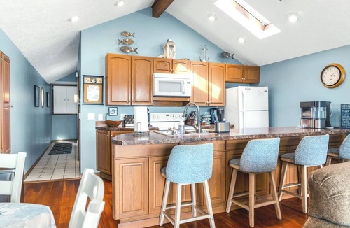 Twin Lake House | 2 Private Beaches Hot Tubs Pet Friendly 24 guests