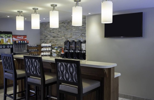 Vaughan Apartment | 2 Queen 1BR Suite w/Full Kitchen | Free Breakfast