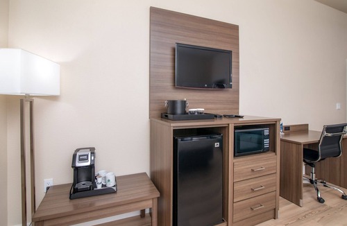 Apple Hill Hotel | 2 Queen Bed Room- Handicap