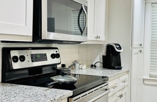 Springdale House | 2 Queen Beds, Bunk, sleeps 7 on .5 acre. Great access to all NWA activities