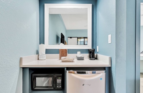 Crystal Beach Hotel | 2 Queen Beds. Don`t Leave Your Dog at Home!