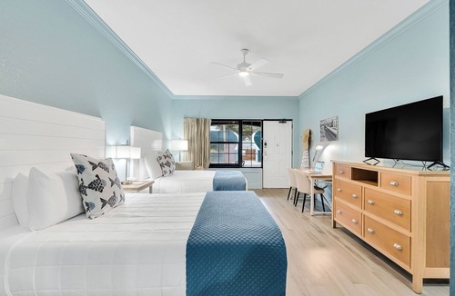 Crystal Beach Hotel | 2 Queen Beds. Don`t Leave Your Dog at Home!
