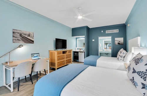 Crystal Beach Hotel | 2 Queen Beds. Don`t Leave Your Dog at Home!