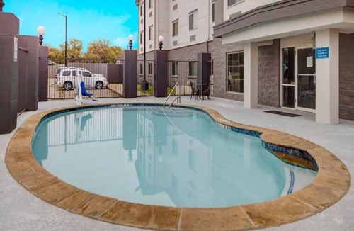 Balch Springs Apartment | 2 Queen Beds | Mobility Accessible Tub Nsmk