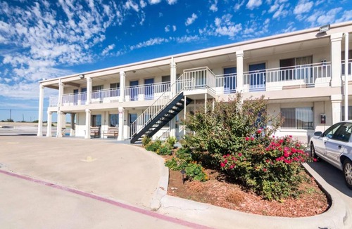 Wichita Falls Apartment | 2 Queen Beds | Mobility Accessible Tub Nsmk