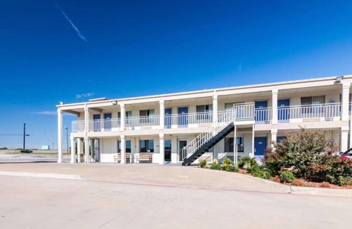 Wichita Falls Apartment | 2 Queen Beds | Mobility Accessible Tub Nsmk