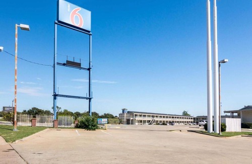 Wichita Falls Apartment | 2 Queen Beds | Mobility Accessible Tub Nsmk