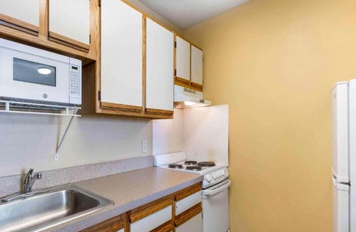 Maryland Heights Apartment | 2 Queen Beds | Mobil Access Tub Nsmk Kitchen