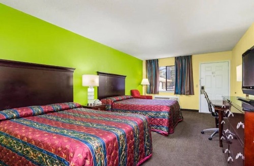 Orlinda Hotel | 2 Queen Beds near Kentucky Science Center | Efficiently Near I-65 | Free Parking