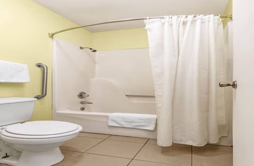 Orlinda Hotel | 2 Queen Beds near Kentucky Science Center | Efficiently Near I-65 | Free Parking