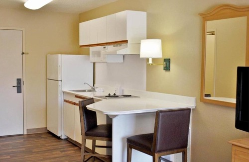 Eagan Apartment | 2 Queen Beds |Non- Smoking, Kitchen