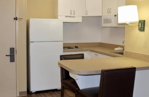 Eagan Apartment | 2 Queen Beds |Non- Smoking, Kitchen