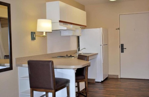 Eagan Apartment | 2 Queen Beds |Non- Smoking, Kitchen