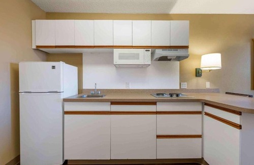 Eagan Apartment | 2 Queen Beds |Non- Smoking, Kitchen