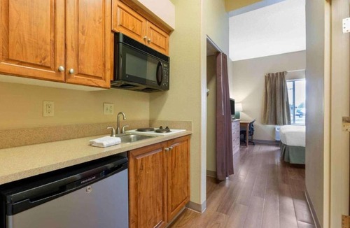 Findlay Apartment | 2 Queen Beds | Non-Smoking, Kitchen