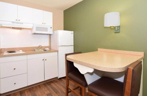 Germantown Apartment | 2 Queen Beds |Non-Smoking, Kitchen