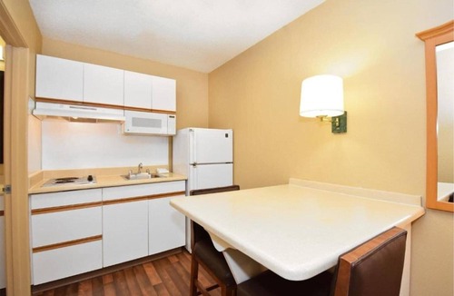 Germantown Apartment | 2 Queen Beds |Non-Smoking, Kitchen