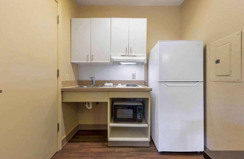 Germantown Apartment | 2 Queen Beds |Non-Smoking, Kitchen