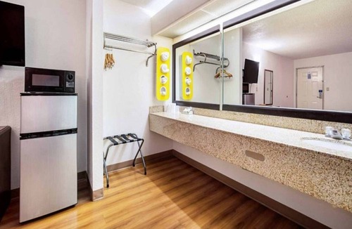 Covington Apartment | 2 Queen Beds | Non-Smoking, Micfridge