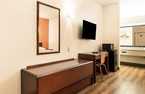 Covington Apartment | 2 Queen Beds | Non-Smoking, Micfridge