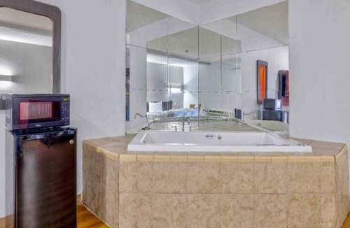 Little Rock Apartment | 2 Queen Beds|Nsmk,Micfridge