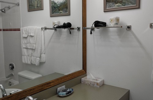 Liscomb Hotel | 2 Queen Beds + Private Balcony