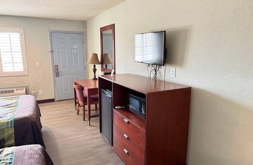 Pearsall Hotel | 2 Queen Beds | Relax After Museum Visits | Free Parking | Outdoor Pool