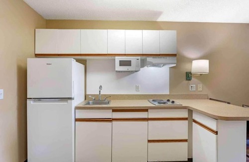 Memphis Apartment | 2 Queen Beds | Smoking, Kitchen