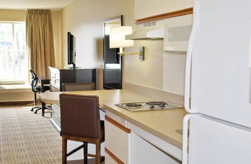 Memphis Apartment | 2 Queen Beds | Smoking, Kitchen