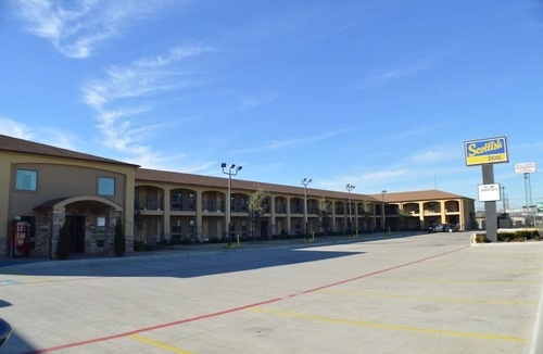 Fort Worth Hotel | 2 Queen Beds Stay, Scottish Inns Fort Worth, Laundry Facilities, Spacious Rooms