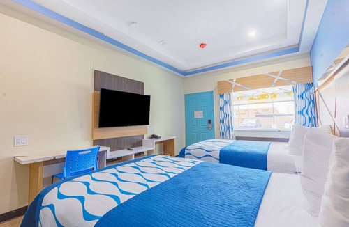George Bush Park/Eldridge Hotel | 2 Queen Beds with Kitchenette Perfect for Family Escapes - 2 Serene Units