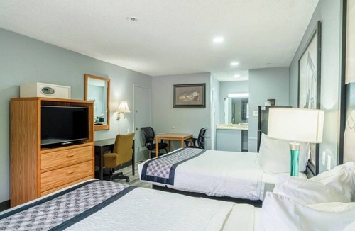 Ira Hotel | 2 Queen Beds with Kitchenette + Free Parking — Great Base for Snyder Town & Golf