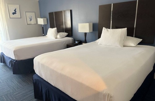 Old Towne Hotel | 2 Queen Jacuzzi Balcony Stay Near Beach, Pier and Main Street with Parking