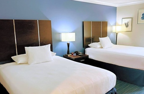 Old Towne Hotel | 2 Queen Jacuzzi Balcony Stay Near Beach, Pier and Main Street with Parking