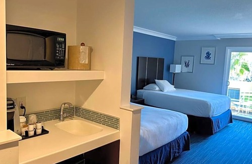 Old Towne Hotel | 2 Queen Jacuzzi Balcony Stay Near Beach, Pier and Main Street with Parking